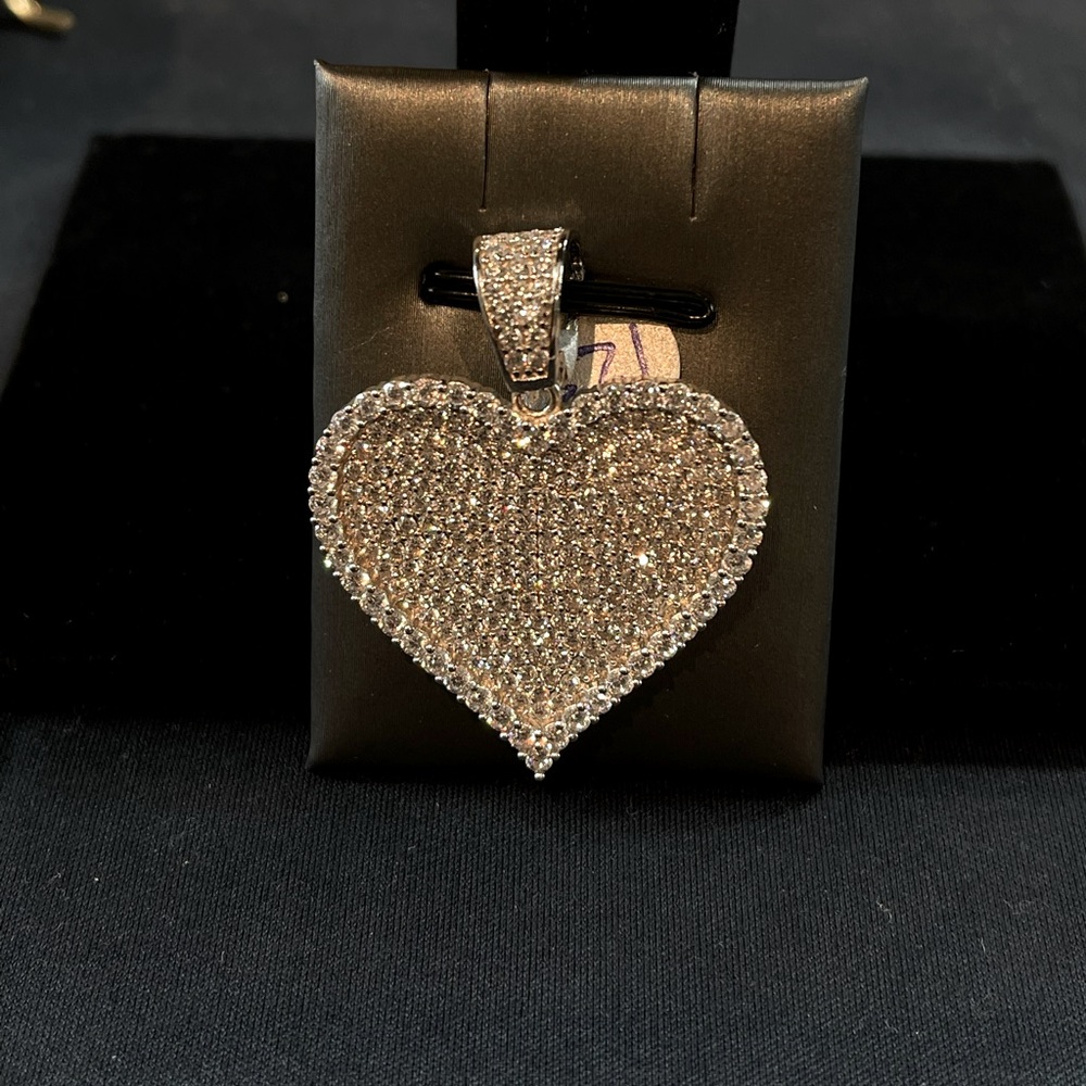 COPY - Beautiful diamond encrusted heart pendant